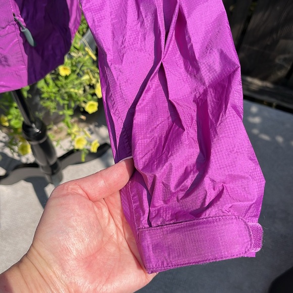 Stormtech Performance Rain and Windbreaker Jacket. Size Medium - Picture 4 of 16